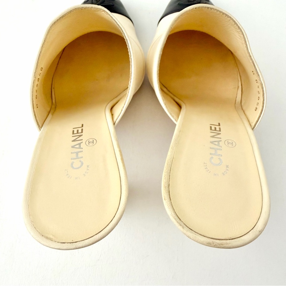 CHANEL || Ivory Leather Black Cap Toe CC Mule Heels Slides EU 37C - Picture 8 of 13